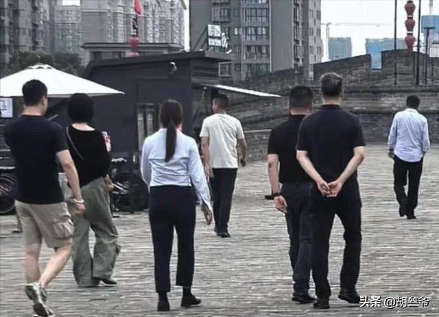 谢霆锋王菲离开西安！两人全程十指紧扣，谢霆锋穿增高鞋没女友高 - 9