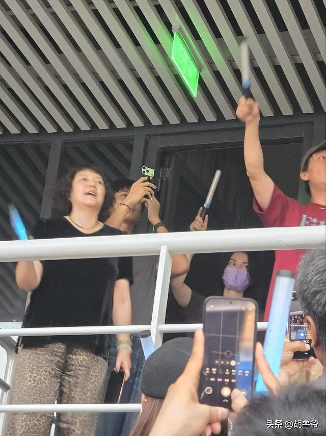谢霆锋王菲离开西安！两人全程十指紧扣，谢霆锋穿增高鞋没女友高 - 12