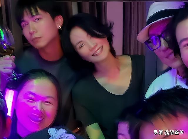 谢霆锋王菲离开西安！两人全程十指紧扣，谢霆锋穿增高鞋没女友高 - 16