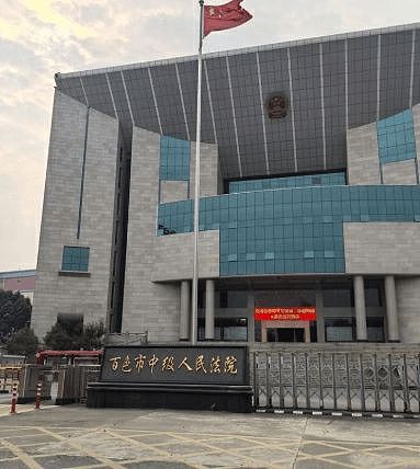 12岁男生放学回家后坠亡，此前曾因涉早恋问题被老师公开批评，家长起诉学校索赔92万 - 1