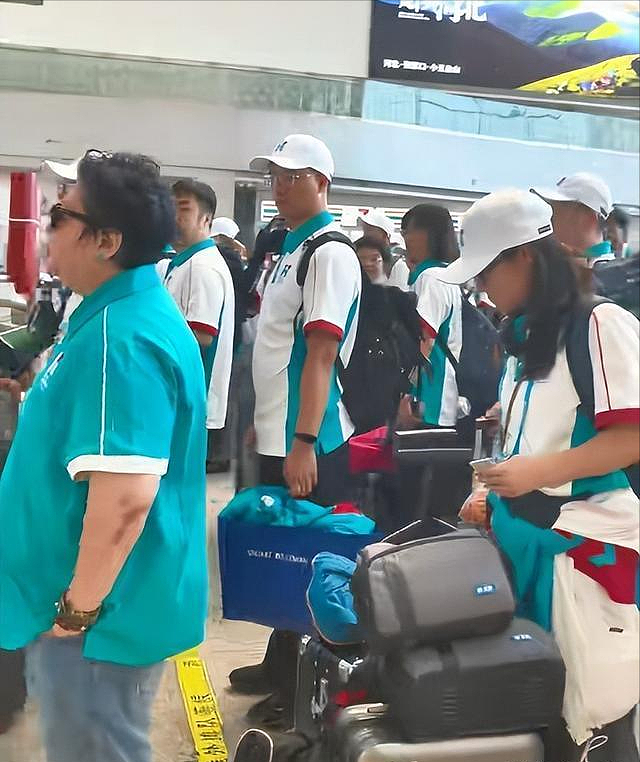 韩红朋友圈哭着道歉，张泽群晒图又秒删，7.8亿基金会引发争议！ - 34