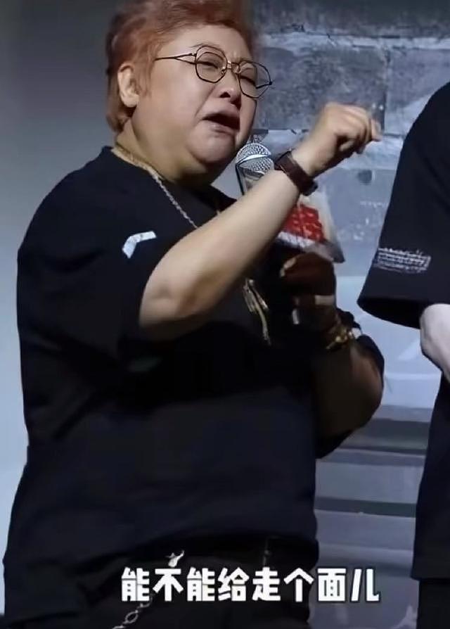 韩红朋友圈哭着道歉，张泽群晒图又秒删，7.8亿基金会引发争议！ - 37