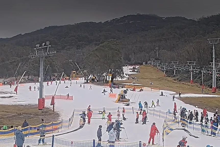 新州滑雪场遭遇史上最差开局！学校假期临近，当地商家焦急等待降雪降温（组图） - 2