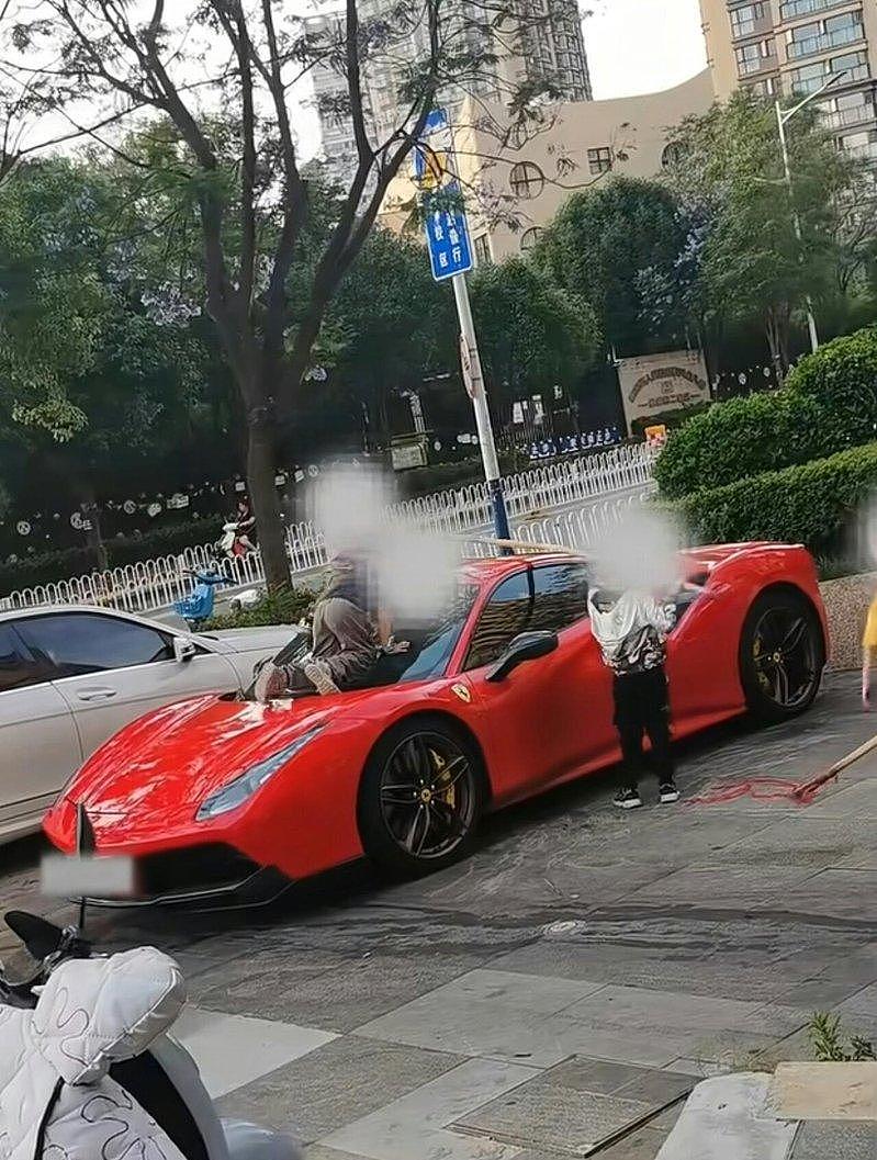把法拉利当溜滑梯，4儿童又踩又敲！家长只想赔5000修车费（图） - 1