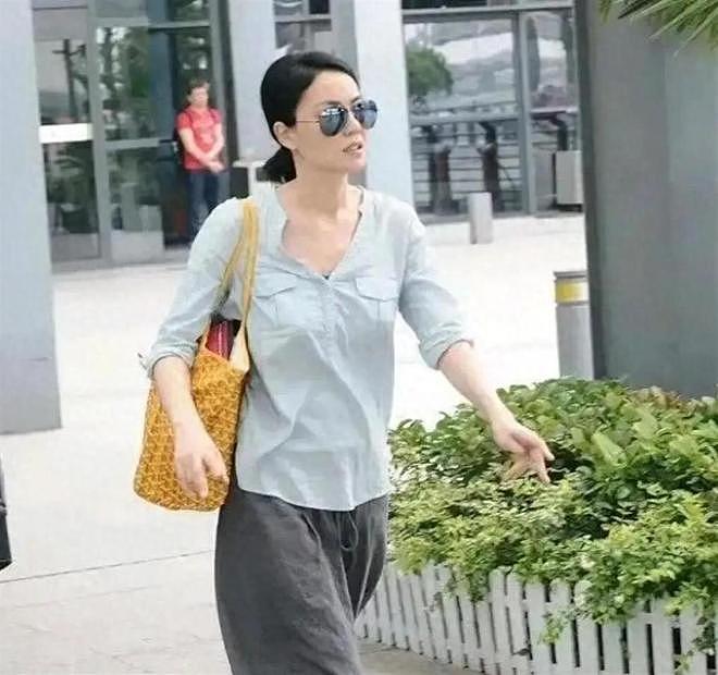 王菲又把便宜货穿出了高攀不起的样子！西安古城路人狂拍也不刻意（组图） - 1