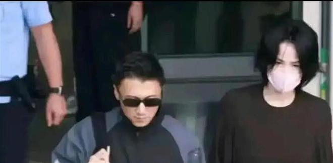 王菲又把便宜货穿出了高攀不起的样子！西安古城路人狂拍也不刻意（组图） - 2