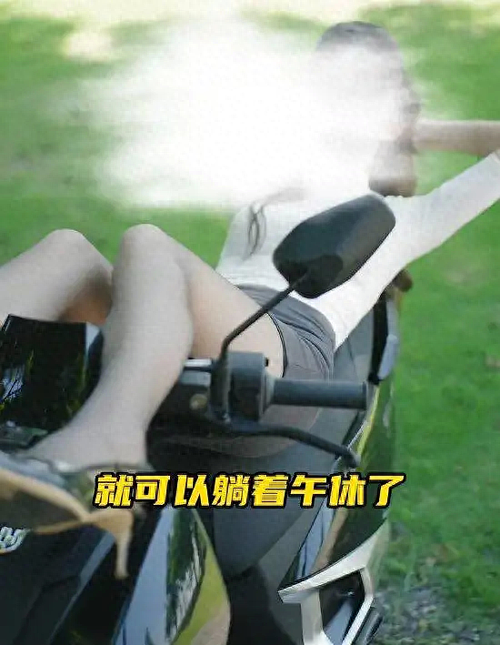 绿源有点“黄”?模特车把搭脚、丝袜暧昧摆拍引擦边争议 - 1