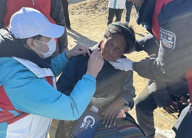 走面风波再升级!央视主持人张泽群爆料,韩红宣布退出公益行业 - 12
