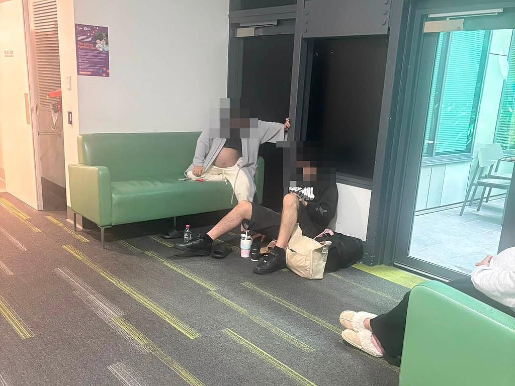 “我撑不下去了”:布里斯班公立医院产房爆满,孕妇走廊苦等两小时 - 1