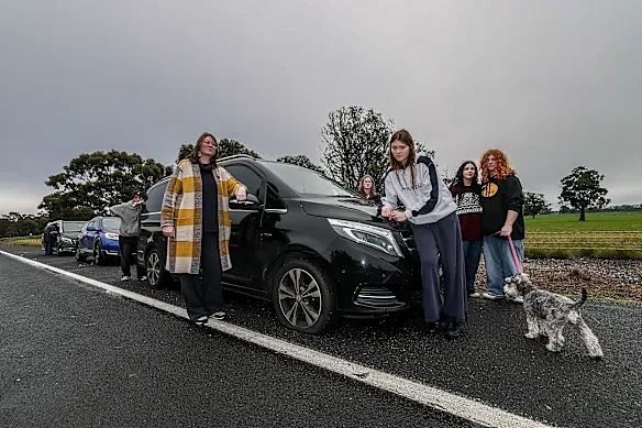 维州Hume Highway惊现3米巨坑!致多车接连爆胎,一家6口心有余悸(组图) - 1