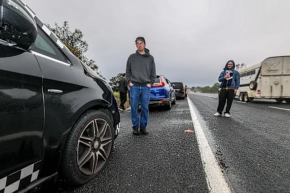 维州Hume Highway惊现3米巨坑!致多车接连爆胎,一家6口心有余悸(组图) - 2
