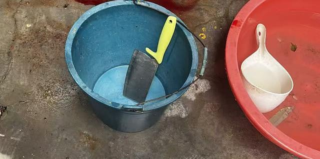 小区天降菜刀，砸中老人头部致“血流不止”，至今无人承认（组图） - 1