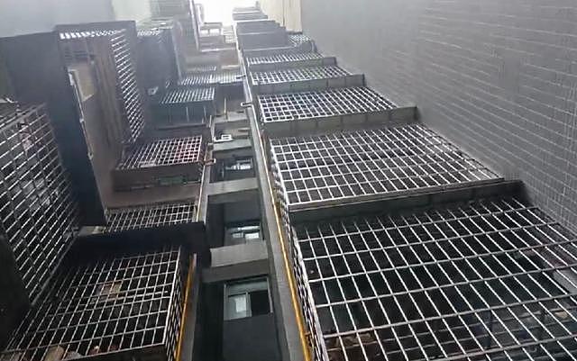 小区天降菜刀，砸中老人头部致“血流不止”，至今无人承认（组图） - 2