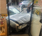 疑油门当刹车，悉尼华人大妈连撞两车再冲中餐馆