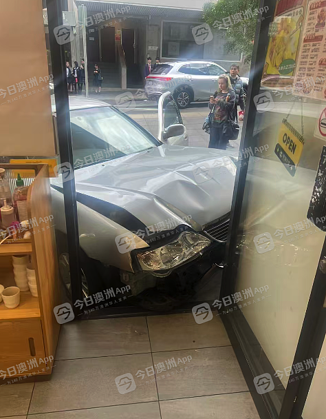 “整个人在发抖!”疑油门当刹车,悉尼华人大妈连撞两车再冲中餐馆!店员吓懵:“就差一点点,真是菩萨保佑”(视频/组图) - 1