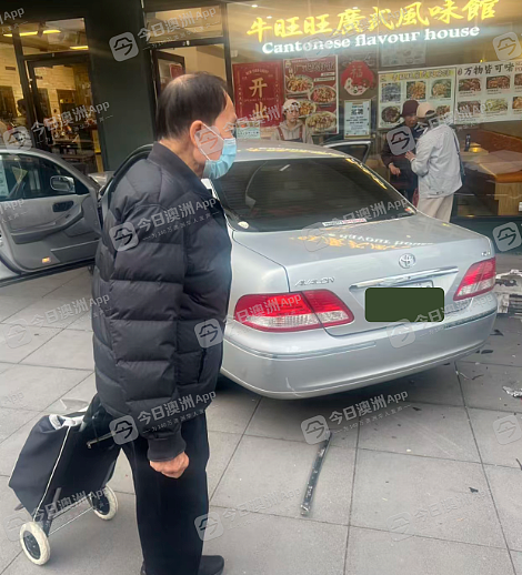 “整个人在发抖!”疑油门当刹车,悉尼华人大妈连撞两车再冲中餐馆!店员吓懵:“就差一点点,真是菩萨保佑”(视频/组图) - 5
