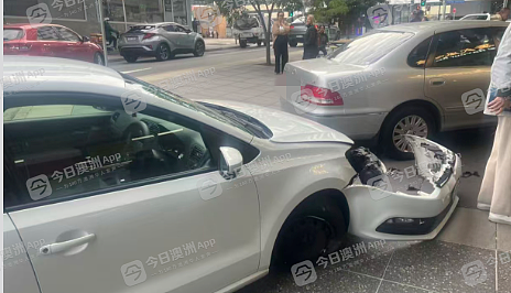 “整个人在发抖!”疑油门当刹车,悉尼华人大妈连撞两车再冲中餐馆!店员吓懵:“就差一点点,真是菩萨保佑”(视频/组图) - 4