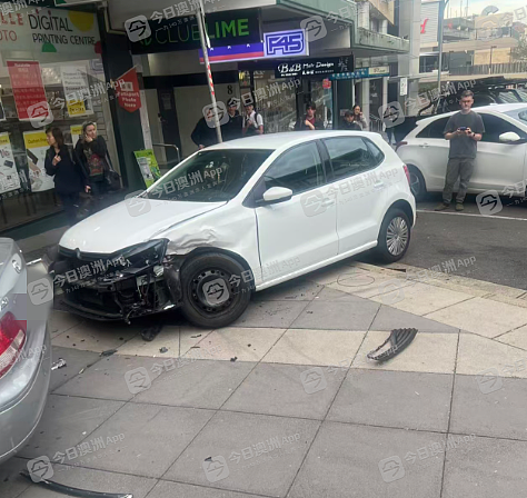 “整个人在发抖!”疑油门当刹车,悉尼华人大妈连撞两车再冲中餐馆!店员吓懵:“就差一点点,真是菩萨保佑”(视频/组图) - 3