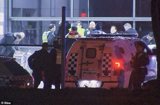 澳洲15岁少年倒在医院外,血流不止暴毙身亡!警方逮捕两名嫌犯(视频/组图) - 1