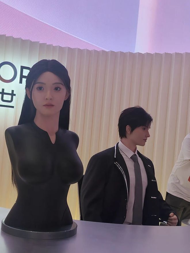 定价直逼百万！全尺寸情感陪伴女性人形机器人比男性贵了11万，官方：功能完全一致 - 1