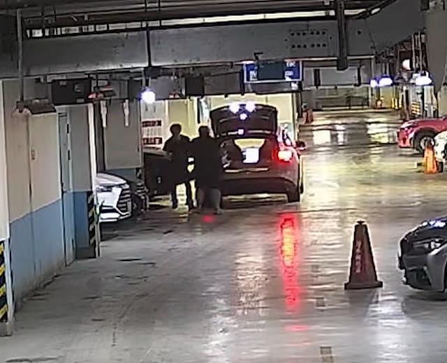 上海百万豪车停在地库，竟被“蚂蚁搬家式”拆光卖了，监控显示：嫌疑人来了十几次，每次拆完零部件都罩好车衣；三人已被警方抓获 - 1