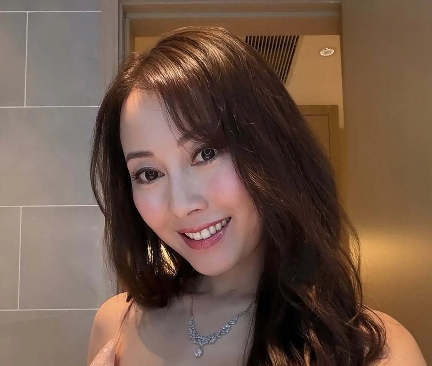 香港知名女星秀丰满身材险走光！真人和照片两个样（组图） - 1