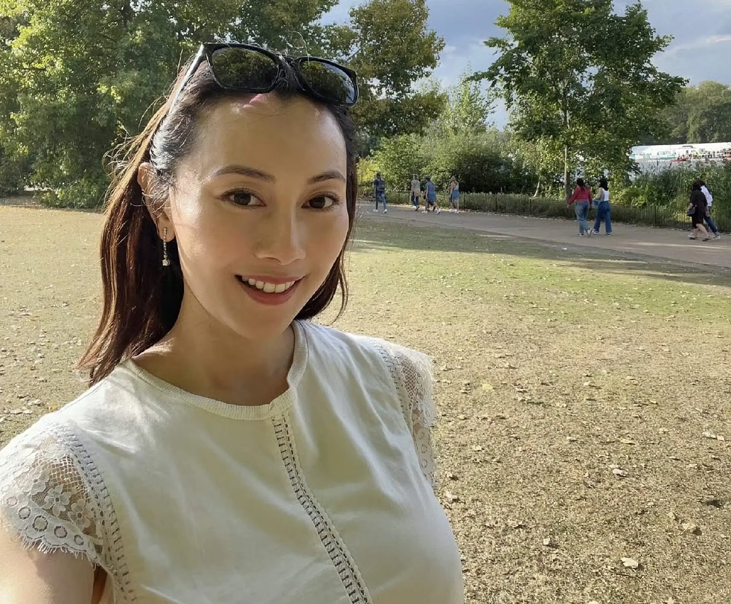 香港知名女星秀丰满身材险走光！真人和照片两个样（组图） - 5
