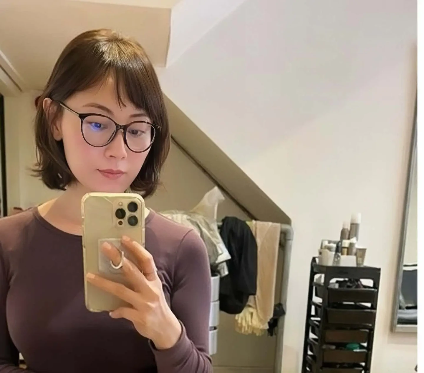 香港知名女星秀丰满身材险走光！真人和照片两个样（组图） - 9