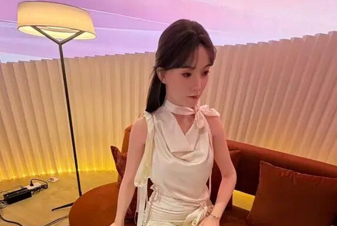 中国“机器人伴侣”订单火爆,却被吐槽“货不对板”!Pro款深夜优惠1万,相关公司股价坐“过山车”(组图) - 2