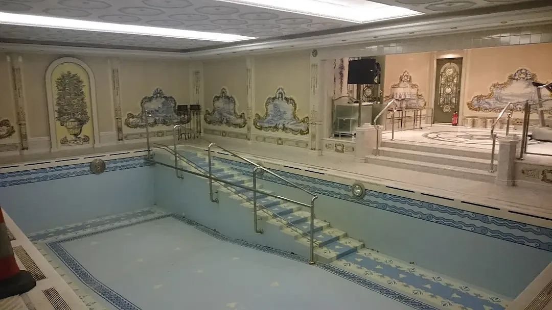 许家印伦敦豪宅空置三年,流浪汉记者住门廊种花养天鹅,曾当作记者 - 2