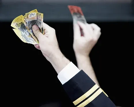 富人更富中产缩水！澳人财富中位数5年缩水近7%，专家吁征遗产税（图） - 1