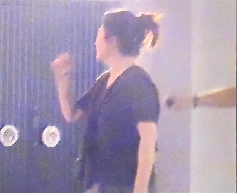马丽深夜与好友聚餐,圆脸、双下巴被指像“买菜大妈” - 1