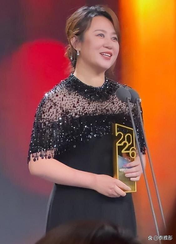 马丽深夜与好友聚餐,圆脸、双下巴被指像“买菜大妈” - 2