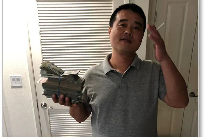 专骗老人把现金装箱邮寄！华男涉$6500万跨国电诈，嚣张拿现金拍照（组图） - 2