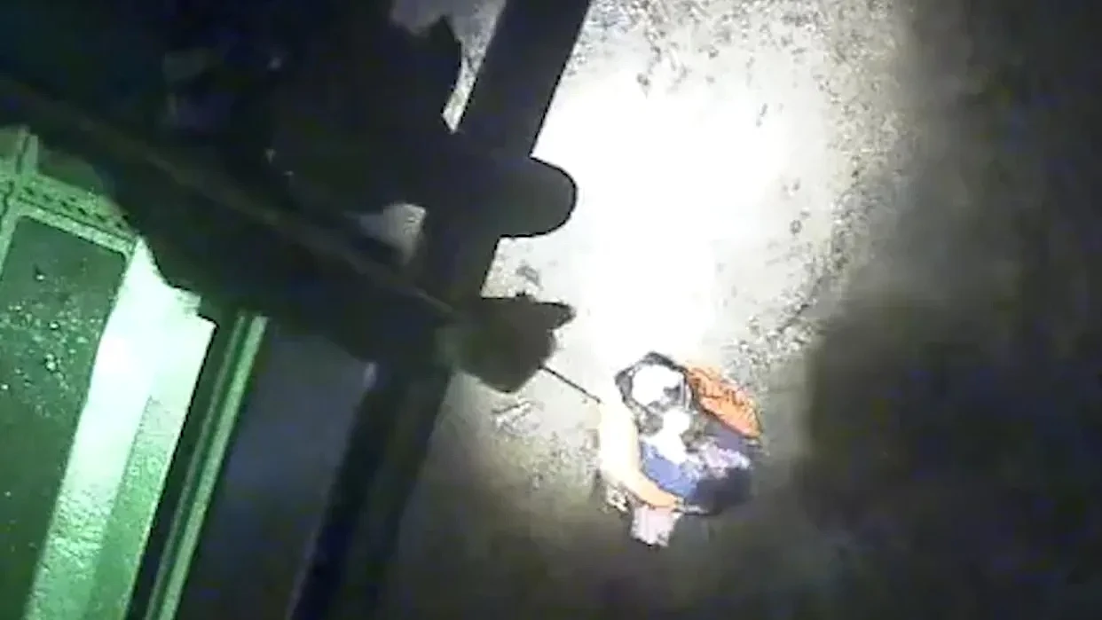 澳洲四人驾车涉水被困车顶，直升机紧急升空救人 - 1