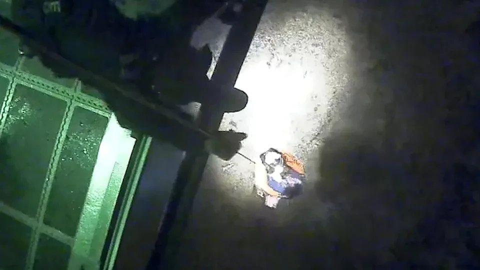澳洲四人驾车涉水被困车顶，直升机紧急升空救人 - 2