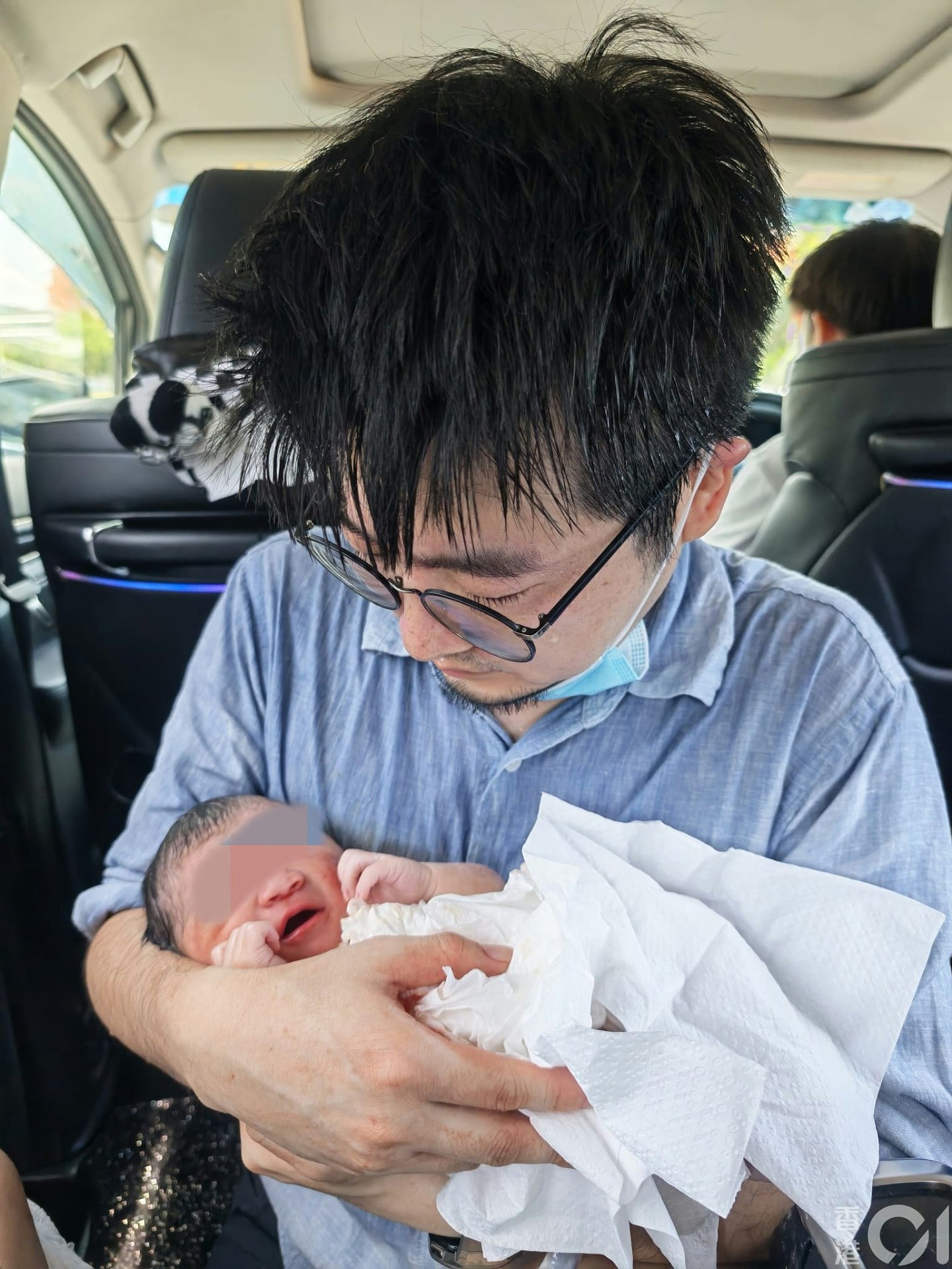 香港孕妇在深圳发动，丈夫在跨境车上亲手接生！所幸母女平安（组图） - 4