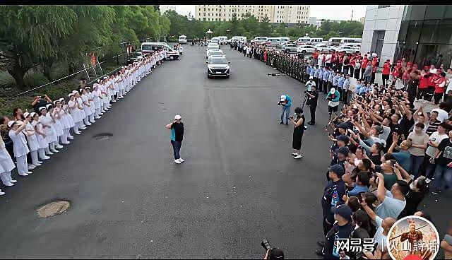 韩红深陷危机!百人援蒙送别现场舆论升级,网友怒斥不容造神作秀 - 5