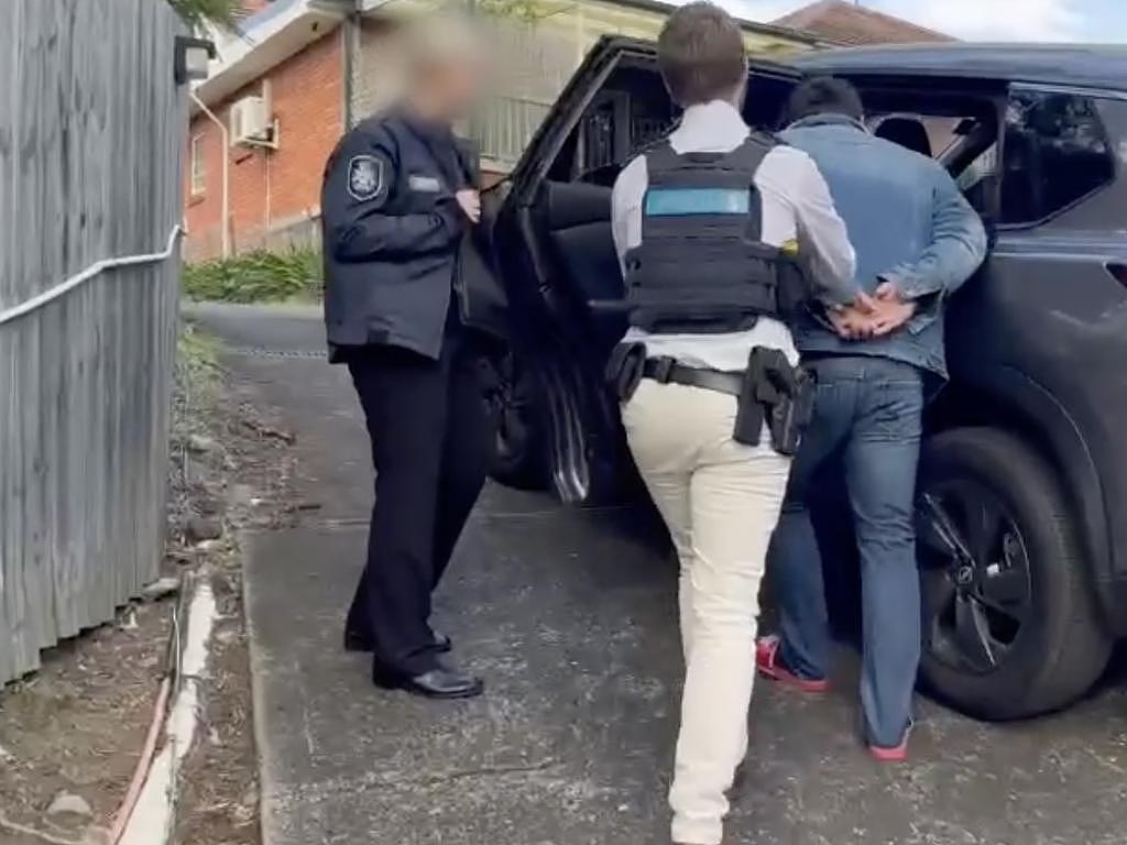 联邦警察突袭澳华人区,1男子被捕!涉参与$1.5亿洗钱大案(图) - 1