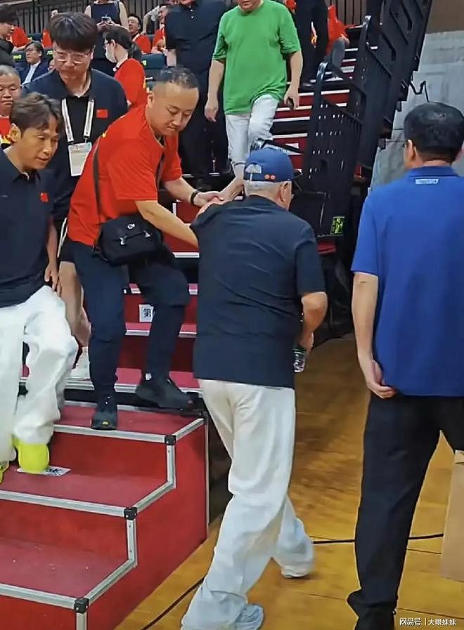 赵本山看球被偶遇,散场时需人搀扶下台阶,这一幕看酸了多少人 - 2