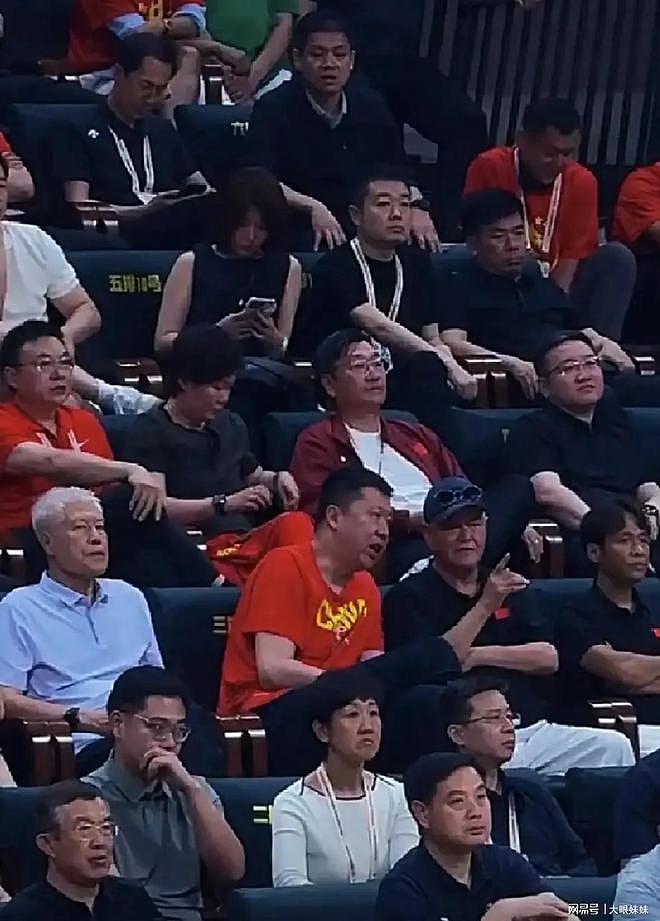 赵本山看球被偶遇,散场时需人搀扶下台阶,这一幕看酸了多少人 - 3