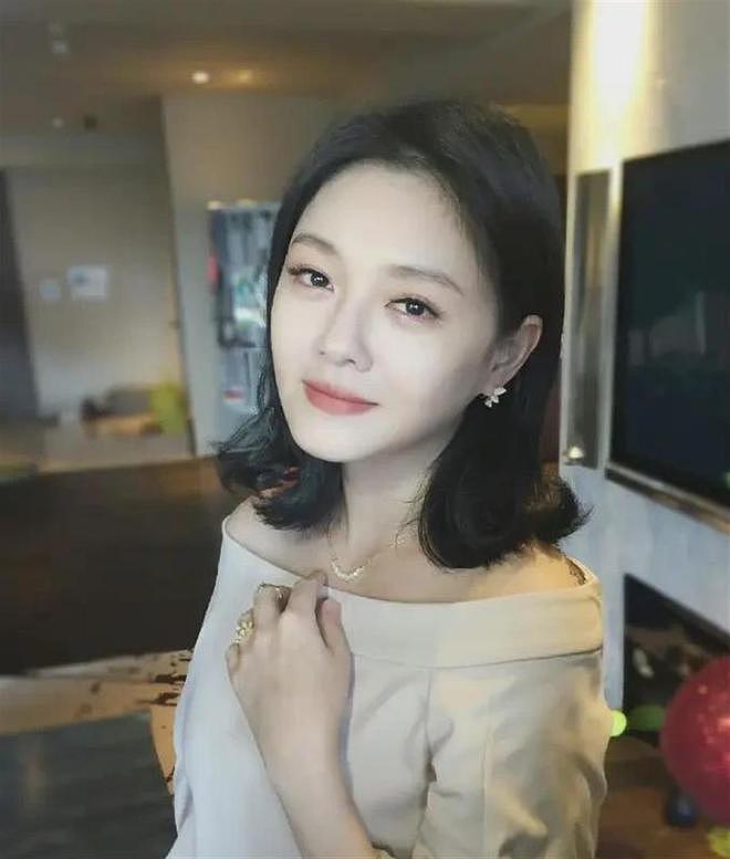 小玥儿与继外婆广州用餐被偶遇,低头安静吃饭神似大S - 3