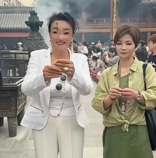 小玥儿与继外婆广州用餐被偶遇,低头安静吃饭神似大S - 6