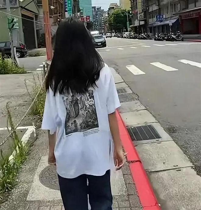 小玥儿与继外婆广州用餐被偶遇,低头安静吃饭神似大S - 7