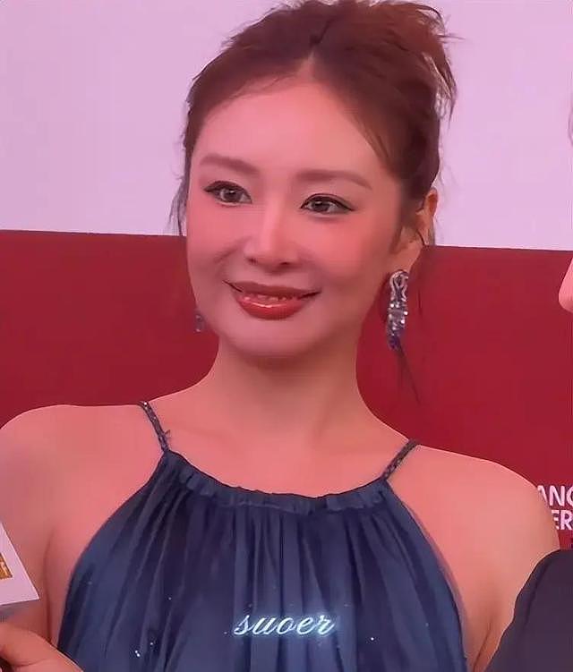 上影节这天,腿“短粗”还穿高开叉的李雪琴,治好了我的容貌焦虑 - 3