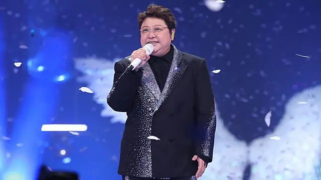 网民嘲讽“唱功差”，谢娜遭官媒点名后紧急取消演唱会（组图） - 3