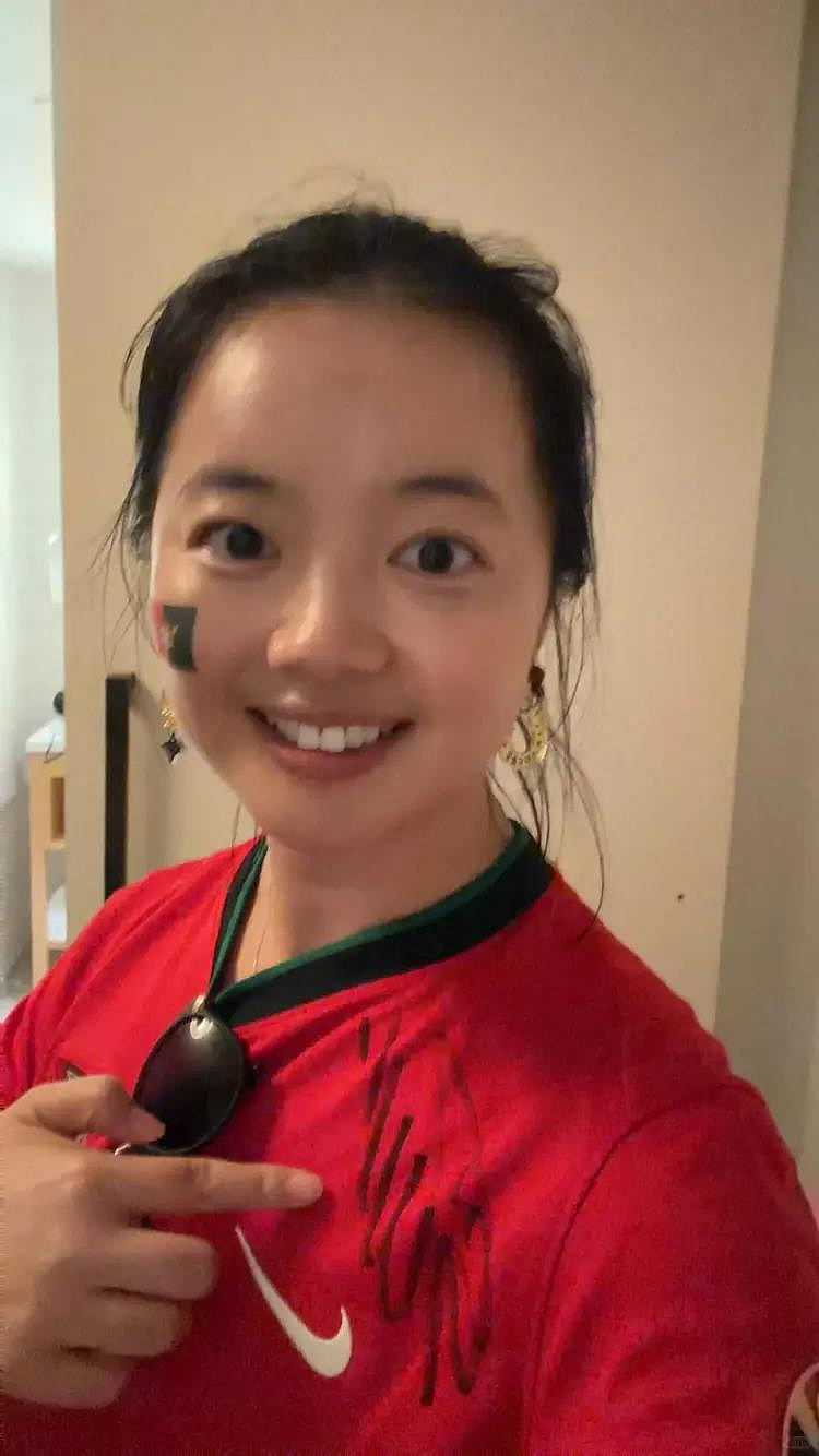 深夜巧遇C罗，中国女球迷：我被带到消防通道，拥抱3次（组图） - 2