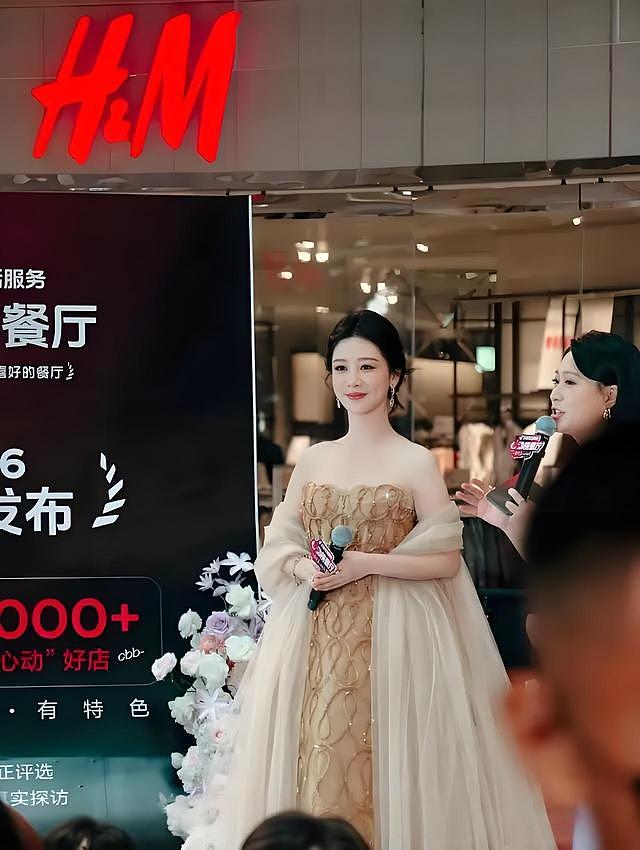 杨紫获奖后首个活动!现场人气爆棚,造型抢眼,保镖蹲旁边护驾 - 3