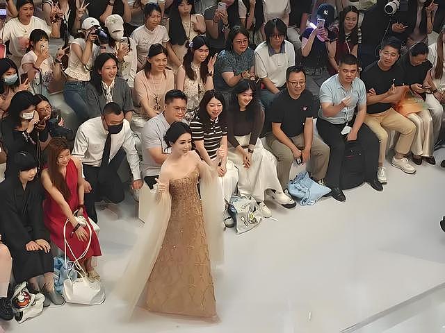 杨紫获奖后首个活动!现场人气爆棚,造型抢眼,保镖蹲旁边护驾 - 7