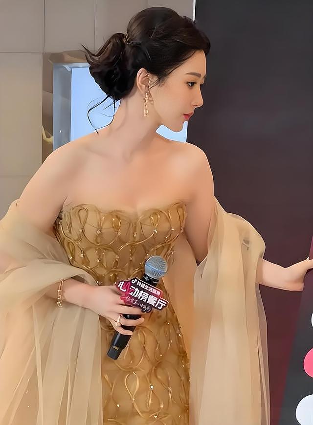 杨紫获奖后首个活动!现场人气爆棚,造型抢眼,保镖蹲旁边护驾 - 9